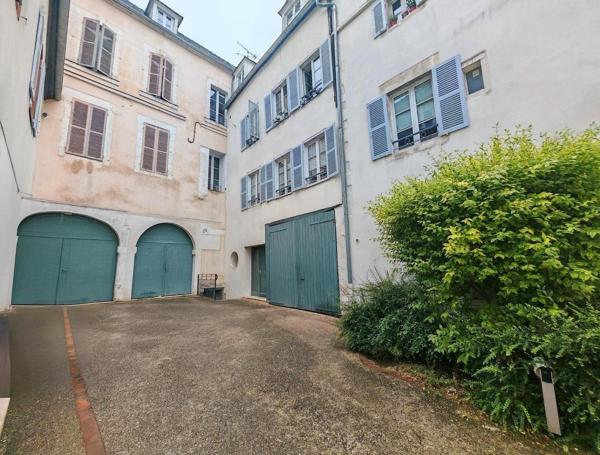 Appartement T2 situé au centre-ville d'Auxerre, 1 er étage.