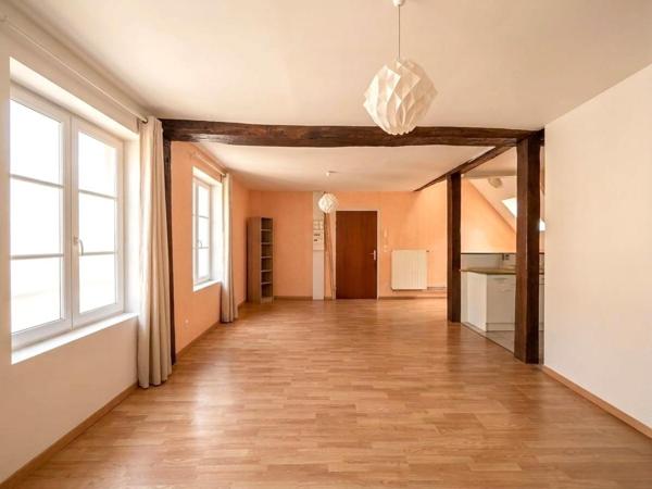 Appartement T2 situé au centre-ville d'Auxerre, 1 er étage.