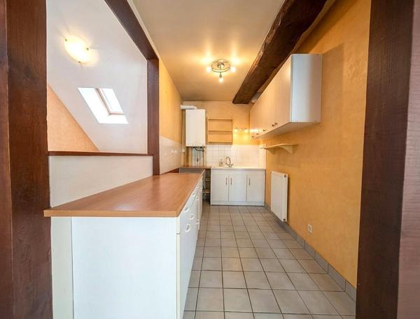 Appartement T2 situé au centre-ville d'Auxerre, 1 er étage.
