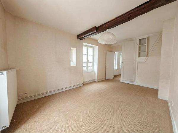 Appartement T2 situé au centre-ville d'Auxerre, 1 er étage.