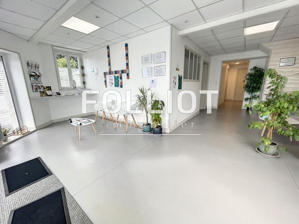 Immeuble avec local pro et deux appartements.