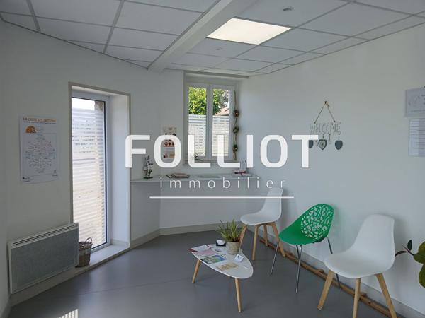 Immeuble avec local pro et deux appartements.