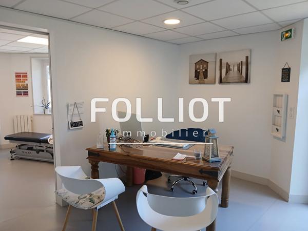 Immeuble avec local pro et deux appartements.
