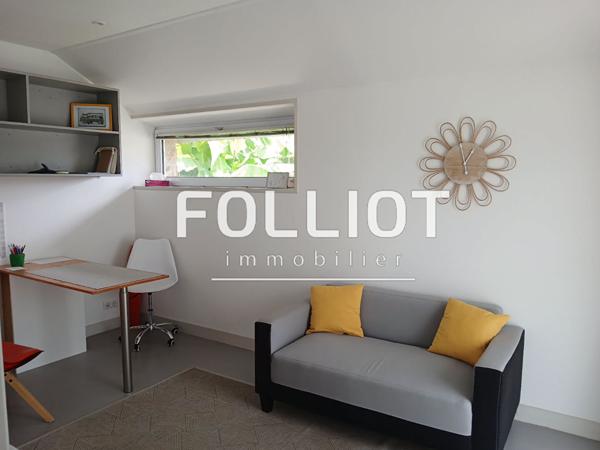 Immeuble avec local pro et deux appartements.