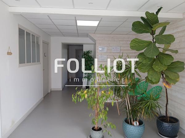 Immeuble avec local pro et deux appartements.