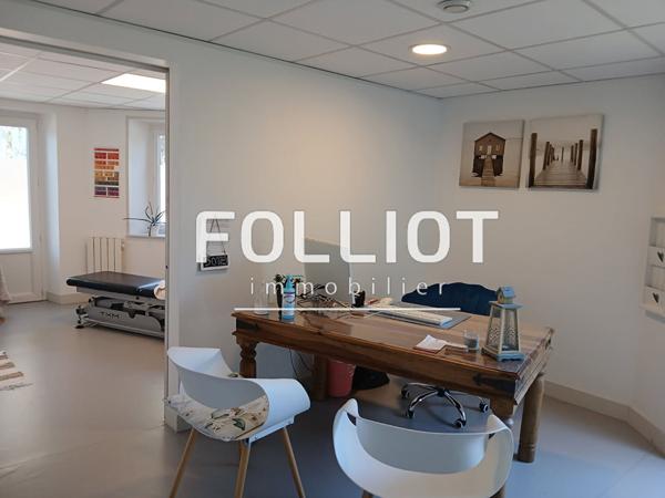 Immeuble avec local pro et deux appartements.