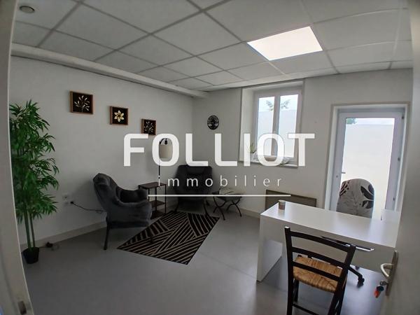 Immeuble avec local pro et deux appartements.