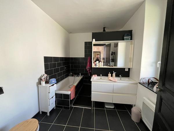 Charmante maison de ville dans le Centre de Noyant classée en C