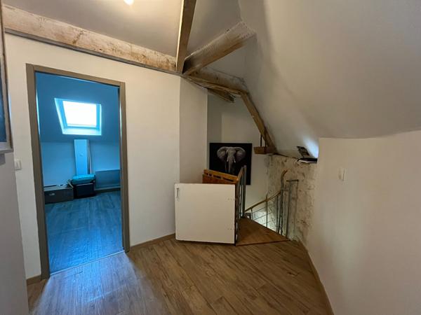 Charmante maison de ville dans le Centre de Noyant classée en C