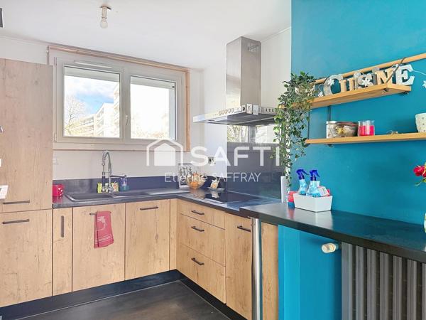 2 chambres, 1 stationnement, grande pièce de vie