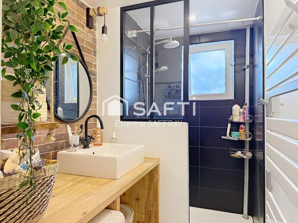 2 chambres, 1 stationnement, grande pièce de vie