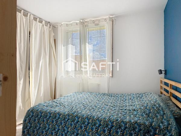 2 chambres, 1 stationnement, grande pièce de vie