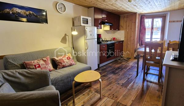 🏡🏔️ SPACIEUX T2 RÉNOVÉ – CENTRE VILLAGE D’ALLOS
En plein cœur du village d’Allos, à proximité immédiate de toutes les commodités et du parking municipal, découvrez ce bel appartement T2 rénové et parfaitement entretenu, situé au 2ᵉ étage d’une maison de village pleine de charme. 🌿
________________________________________
✨ DESCRIPTIF DU BIEN
•	Type : Appartement T2 
•	Surface : 36 m² 
•	Étage : 2ᵉ étage 
•	Exposition : Traversant Est / Ouest ☀️ 
L’appartement se compose de :
•	🛋️ Séjour avec cuisine équipée, 
•	🍽️ Coin salon confortable, 
•	🛏️ Grande chambre pouvant accueillir 4 couchages : 
o	1 lit double en 140 cm, 
o	lits superposés en 90 cm, 
•	🚿 Salle d’eau avec toilettes, 
•	🧺 Machine à laver intégrée. 
________________________________________
🔧 CONFORT & ÉQUIPEMENTS
•	✔️ Appartement rénové et bien entretenu, 
•	🪟 Double vitrage, 
•	🔥 Chauffage électrique, 
•	🧳 Vendu meublé, prêt à vivre ou à louer immédiatement. 
________________________________________
📍 LOCALISATION & ENVIRONNEMENT
•	🏡 Situation idéale au cœur du village d’Allos, 
•	⛷️ À proximité des stations du Seignus et de La Foux d’Allos, 
•	🚵‍♂️ Activités été / hiver : ski, VTT, randonnée, nature, 
•	🌿 Aux portes du Parc National du Mercantour, 
•	💧 Proche des Gorges du Verdon et des activités aquatiques. 
________________________________________
⭐ LES +
•	Appartement spacieux et lumineux 
•	Traversant Est/Ouest 
•	Vendu entièrement meublé 
•	Emplacement centre village recherché 
•	Idéal résidence secondaire ou investissement locatif 
________________________________________
✨ Un appartement chaleureux et fonctionnel, parfait pour profiter du Val d’Allos toute l’année
📞 Pour plus d’informations ou organiser une visite, contactez-moi avec plaisir 😊