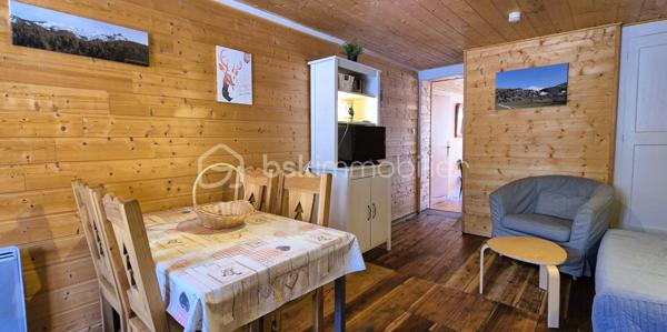 🏡🏔️ SPACIEUX T2 RÉNOVÉ – CENTRE VILLAGE D’ALLOS
En plein cœur du village d’Allos, à proximité immédiate de toutes les commodités et du parking municipal, découvrez ce bel appartement T2 rénové et parfaitement entretenu, situé au 2ᵉ étage d’une maison de village pleine de charme. 🌿
________________________________________
✨ DESCRIPTIF DU BIEN
•	Type : Appartement T2 
•	Surface : 36 m² 
•	Étage : 2ᵉ étage 
•	Exposition : Traversant Est / Ouest ☀️ 
L’appartement se compose de :
•	🛋️ Séjour avec cuisine équipée, 
•	🍽️ Coin salon confortable, 
•	🛏️ Grande chambre pouvant accueillir 4 couchages : 
o	1 lit double en 140 cm, 
o	lits superposés en 90 cm, 
•	🚿 Salle d’eau avec toilettes, 
•	🧺 Machine à laver intégrée. 
________________________________________
🔧 CONFORT & ÉQUIPEMENTS
•	✔️ Appartement rénové et bien entretenu, 
•	🪟 Double vitrage, 
•	🔥 Chauffage électrique, 
•	🧳 Vendu meublé, prêt à vivre ou à louer immédiatement. 
________________________________________
📍 LOCALISATION & ENVIRONNEMENT
•	🏡 Situation idéale au cœur du village d’Allos, 
•	⛷️ À proximité des stations du Seignus et de La Foux d’Allos, 
•	🚵‍♂️ Activités été / hiver : ski, VTT, randonnée, nature, 
•	🌿 Aux portes du Parc National du Mercantour, 
•	💧 Proche des Gorges du Verdon et des activités aquatiques. 
________________________________________
⭐ LES +
•	Appartement spacieux et lumineux 
•	Traversant Est/Ouest 
•	Vendu entièrement meublé 
•	Emplacement centre village recherché 
•	Idéal résidence secondaire ou investissement locatif 
________________________________________
✨ Un appartement chaleureux et fonctionnel, parfait pour profiter du Val d’Allos toute l’année
📞 Pour plus d’informations ou organiser une visite, contactez-moi avec plaisir 😊