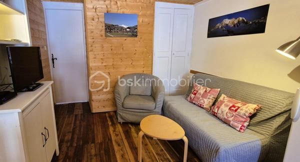 🏡🏔️ SPACIEUX T2 RÉNOVÉ – CENTRE VILLAGE D’ALLOS
En plein cœur du village d’Allos, à proximité immédiate de toutes les commodités et du parking municipal, découvrez ce bel appartement T2 rénové et parfaitement entretenu, situé au 2ᵉ étage d’une maison de village pleine de charme. 🌿
________________________________________
✨ DESCRIPTIF DU BIEN
•	Type : Appartement T2 
•	Surface : 36 m² 
•	Étage : 2ᵉ étage 
•	Exposition : Traversant Est / Ouest ☀️ 
L’appartement se compose de :
•	🛋️ Séjour avec cuisine équipée, 
•	🍽️ Coin salon confortable, 
•	🛏️ Grande chambre pouvant accueillir 4 couchages : 
o	1 lit double en 140 cm, 
o	lits superposés en 90 cm, 
•	🚿 Salle d’eau avec toilettes, 
•	🧺 Machine à laver intégrée. 
________________________________________
🔧 CONFORT & ÉQUIPEMENTS
•	✔️ Appartement rénové et bien entretenu, 
•	🪟 Double vitrage, 
•	🔥 Chauffage électrique, 
•	🧳 Vendu meublé, prêt à vivre ou à louer immédiatement. 
________________________________________
📍 LOCALISATION & ENVIRONNEMENT
•	🏡 Situation idéale au cœur du village d’Allos, 
•	⛷️ À proximité des stations du Seignus et de La Foux d’Allos, 
•	🚵‍♂️ Activités été / hiver : ski, VTT, randonnée, nature, 
•	🌿 Aux portes du Parc National du Mercantour, 
•	💧 Proche des Gorges du Verdon et des activités aquatiques. 
________________________________________
⭐ LES +
•	Appartement spacieux et lumineux 
•	Traversant Est/Ouest 
•	Vendu entièrement meublé 
•	Emplacement centre village recherché 
•	Idéal résidence secondaire ou investissement locatif 
________________________________________
✨ Un appartement chaleureux et fonctionnel, parfait pour profiter du Val d’Allos toute l’année
📞 Pour plus d’informations ou organiser une visite, contactez-moi avec plaisir 😊
