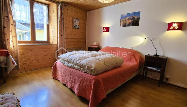 🏡🏔️ SPACIEUX T2 RÉNOVÉ – CENTRE VILLAGE D’ALLOS
En plein cœur du village d’Allos, à proximité immédiate de toutes les commodités et du parking municipal, découvrez ce bel appartement T2 rénové et parfaitement entretenu, situé au 2ᵉ étage d’une maison de village pleine de charme. 🌿
________________________________________
✨ DESCRIPTIF DU BIEN
•	Type : Appartement T2 
•	Surface : 36 m² 
•	Étage : 2ᵉ étage 
•	Exposition : Traversant Est / Ouest ☀️ 
L’appartement se compose de :
•	🛋️ Séjour avec cuisine équipée, 
•	🍽️ Coin salon confortable, 
•	🛏️ Grande chambre pouvant accueillir 4 couchages : 
o	1 lit double en 140 cm, 
o	lits superposés en 90 cm, 
•	🚿 Salle d’eau avec toilettes, 
•	🧺 Machine à laver intégrée. 
________________________________________
🔧 CONFORT & ÉQUIPEMENTS
•	✔️ Appartement rénové et bien entretenu, 
•	🪟 Double vitrage, 
•	🔥 Chauffage électrique, 
•	🧳 Vendu meublé, prêt à vivre ou à louer immédiatement. 
________________________________________
📍 LOCALISATION & ENVIRONNEMENT
•	🏡 Situation idéale au cœur du village d’Allos, 
•	⛷️ À proximité des stations du Seignus et de La Foux d’Allos, 
•	🚵‍♂️ Activités été / hiver : ski, VTT, randonnée, nature, 
•	🌿 Aux portes du Parc National du Mercantour, 
•	💧 Proche des Gorges du Verdon et des activités aquatiques. 
________________________________________
⭐ LES +
•	Appartement spacieux et lumineux 
•	Traversant Est/Ouest 
•	Vendu entièrement meublé 
•	Emplacement centre village recherché 
•	Idéal résidence secondaire ou investissement locatif 
________________________________________
✨ Un appartement chaleureux et fonctionnel, parfait pour profiter du Val d’Allos toute l’année
📞 Pour plus d’informations ou organiser une visite, contactez-moi avec plaisir 😊