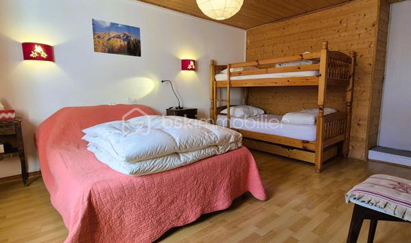 🏡🏔️ SPACIEUX T2 RÉNOVÉ – CENTRE VILLAGE D’ALLOS
En plein cœur du village d’Allos, à proximité immédiate de toutes les commodités et du parking municipal, découvrez ce bel appartement T2 rénové et parfaitement entretenu, situé au 2ᵉ étage d’une maison de village pleine de charme. 🌿
________________________________________
✨ DESCRIPTIF DU BIEN
•	Type : Appartement T2 
•	Surface : 36 m² 
•	Étage : 2ᵉ étage 
•	Exposition : Traversant Est / Ouest ☀️ 
L’appartement se compose de :
•	🛋️ Séjour avec cuisine équipée, 
•	🍽️ Coin salon confortable, 
•	🛏️ Grande chambre pouvant accueillir 4 couchages : 
o	1 lit double en 140 cm, 
o	lits superposés en 90 cm, 
•	🚿 Salle d’eau avec toilettes, 
•	🧺 Machine à laver intégrée. 
________________________________________
🔧 CONFORT & ÉQUIPEMENTS
•	✔️ Appartement rénové et bien entretenu, 
•	🪟 Double vitrage, 
•	🔥 Chauffage électrique, 
•	🧳 Vendu meublé, prêt à vivre ou à louer immédiatement. 
________________________________________
📍 LOCALISATION & ENVIRONNEMENT
•	🏡 Situation idéale au cœur du village d’Allos, 
•	⛷️ À proximité des stations du Seignus et de La Foux d’Allos, 
•	🚵‍♂️ Activités été / hiver : ski, VTT, randonnée, nature, 
•	🌿 Aux portes du Parc National du Mercantour, 
•	💧 Proche des Gorges du Verdon et des activités aquatiques. 
________________________________________
⭐ LES +
•	Appartement spacieux et lumineux 
•	Traversant Est/Ouest 
•	Vendu entièrement meublé 
•	Emplacement centre village recherché 
•	Idéal résidence secondaire ou investissement locatif 
________________________________________
✨ Un appartement chaleureux et fonctionnel, parfait pour profiter du Val d’Allos toute l’année
📞 Pour plus d’informations ou organiser une visite, contactez-moi avec plaisir 😊