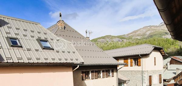 🏡🏔️ SPACIEUX T2 RÉNOVÉ – CENTRE VILLAGE D’ALLOS
En plein cœur du village d’Allos, à proximité immédiate de toutes les commodités et du parking municipal, découvrez ce bel appartement T2 rénové et parfaitement entretenu, situé au 2ᵉ étage d’une maison de village pleine de charme. 🌿
________________________________________
✨ DESCRIPTIF DU BIEN
•	Type : Appartement T2 
•	Surface : 36 m² 
•	Étage : 2ᵉ étage 
•	Exposition : Traversant Est / Ouest ☀️ 
L’appartement se compose de :
•	🛋️ Séjour avec cuisine équipée, 
•	🍽️ Coin salon confortable, 
•	🛏️ Grande chambre pouvant accueillir 4 couchages : 
o	1 lit double en 140 cm, 
o	lits superposés en 90 cm, 
•	🚿 Salle d’eau avec toilettes, 
•	🧺 Machine à laver intégrée. 
________________________________________
🔧 CONFORT & ÉQUIPEMENTS
•	✔️ Appartement rénové et bien entretenu, 
•	🪟 Double vitrage, 
•	🔥 Chauffage électrique, 
•	🧳 Vendu meublé, prêt à vivre ou à louer immédiatement. 
________________________________________
📍 LOCALISATION & ENVIRONNEMENT
•	🏡 Situation idéale au cœur du village d’Allos, 
•	⛷️ À proximité des stations du Seignus et de La Foux d’Allos, 
•	🚵‍♂️ Activités été / hiver : ski, VTT, randonnée, nature, 
•	🌿 Aux portes du Parc National du Mercantour, 
•	💧 Proche des Gorges du Verdon et des activités aquatiques. 
________________________________________
⭐ LES +
•	Appartement spacieux et lumineux 
•	Traversant Est/Ouest 
•	Vendu entièrement meublé 
•	Emplacement centre village recherché 
•	Idéal résidence secondaire ou investissement locatif 
________________________________________
✨ Un appartement chaleureux et fonctionnel, parfait pour profiter du Val d’Allos toute l’année
📞 Pour plus d’informations ou organiser une visite, contactez-moi avec plaisir 😊