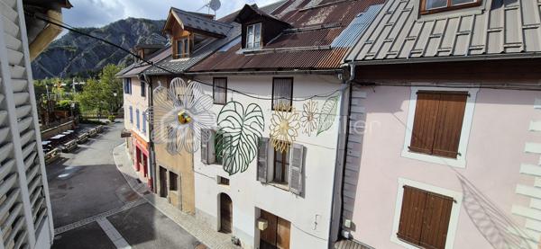 🏡🏔️ SPACIEUX T2 RÉNOVÉ – CENTRE VILLAGE D’ALLOS
En plein cœur du village d’Allos, à proximité immédiate de toutes les commodités et du parking municipal, découvrez ce bel appartement T2 rénové et parfaitement entretenu, situé au 2ᵉ étage d’une maison de village pleine de charme. 🌿
________________________________________
✨ DESCRIPTIF DU BIEN
•	Type : Appartement T2 
•	Surface : 36 m² 
•	Étage : 2ᵉ étage 
•	Exposition : Traversant Est / Ouest ☀️ 
L’appartement se compose de :
•	🛋️ Séjour avec cuisine équipée, 
•	🍽️ Coin salon confortable, 
•	🛏️ Grande chambre pouvant accueillir 4 couchages : 
o	1 lit double en 140 cm, 
o	lits superposés en 90 cm, 
•	🚿 Salle d’eau avec toilettes, 
•	🧺 Machine à laver intégrée. 
________________________________________
🔧 CONFORT & ÉQUIPEMENTS
•	✔️ Appartement rénové et bien entretenu, 
•	🪟 Double vitrage, 
•	🔥 Chauffage électrique, 
•	🧳 Vendu meublé, prêt à vivre ou à louer immédiatement. 
________________________________________
📍 LOCALISATION & ENVIRONNEMENT
•	🏡 Situation idéale au cœur du village d’Allos, 
•	⛷️ À proximité des stations du Seignus et de La Foux d’Allos, 
•	🚵‍♂️ Activités été / hiver : ski, VTT, randonnée, nature, 
•	🌿 Aux portes du Parc National du Mercantour, 
•	💧 Proche des Gorges du Verdon et des activités aquatiques. 
________________________________________
⭐ LES +
•	Appartement spacieux et lumineux 
•	Traversant Est/Ouest 
•	Vendu entièrement meublé 
•	Emplacement centre village recherché 
•	Idéal résidence secondaire ou investissement locatif 
________________________________________
✨ Un appartement chaleureux et fonctionnel, parfait pour profiter du Val d’Allos toute l’année
📞 Pour plus d’informations ou organiser une visite, contactez-moi avec plaisir 😊
