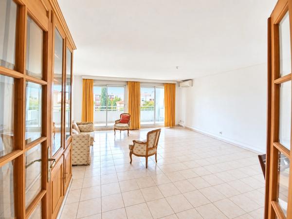 CENTRE MONTPELLIER PROCHE POLYGONE ET GARE : T4 DE 94 M²+TERRASSE DE 16M² +GARAGE FERME + CAVE !!