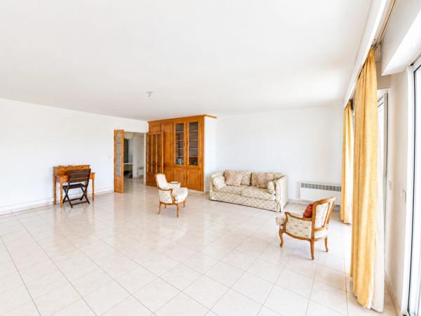 CENTRE MONTPELLIER PROCHE POLYGONE ET GARE : T4 DE 94 M²+TERRASSE DE 16M² +GARAGE FERME + CAVE !!