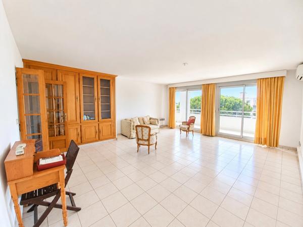 CENTRE MONTPELLIER PROCHE POLYGONE ET GARE : T4 DE 94 M²+TERRASSE DE 16M² +GARAGE FERME + CAVE !!