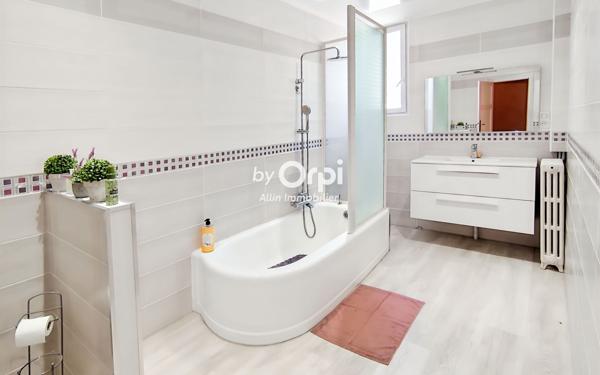 Appartement à vendre    4 pièces • 134,83 m2 Montluçon