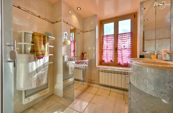 THURINS - Propriété avec terrain, dépendance et garages en limite de zone agricole