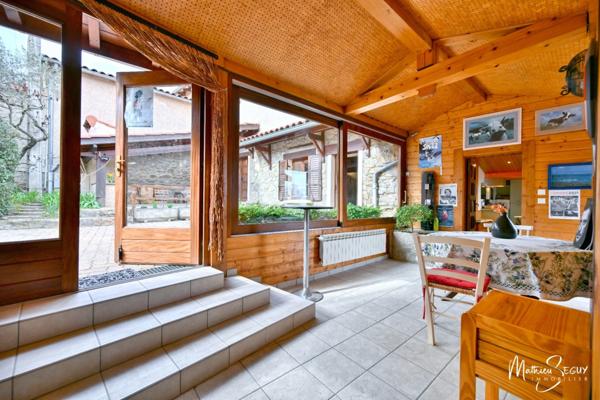 THURINS - Propriété avec terrain, dépendance et garages en limite de zone agricole