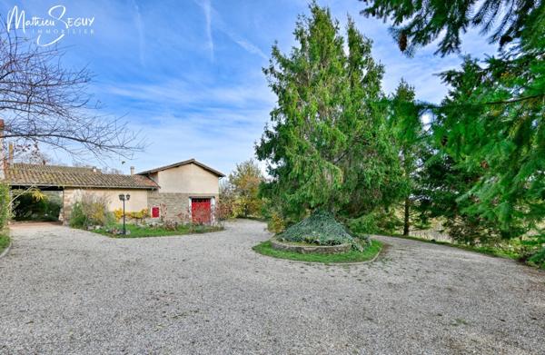 THURINS - Propriété avec terrain, dépendance et garages en limite de zone agricole