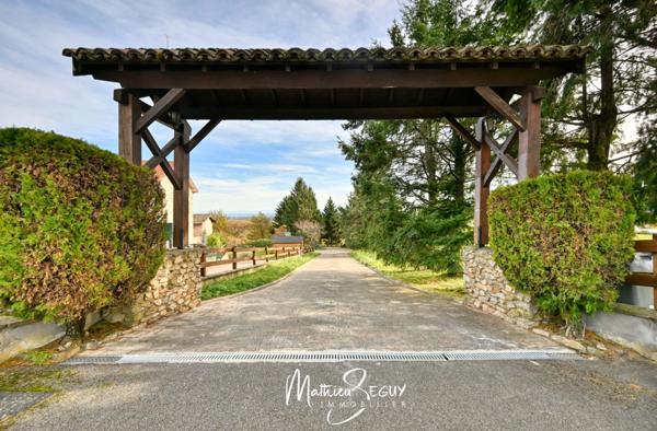 THURINS - Propriété avec terrain, dépendance et garages en limite de zone agricole