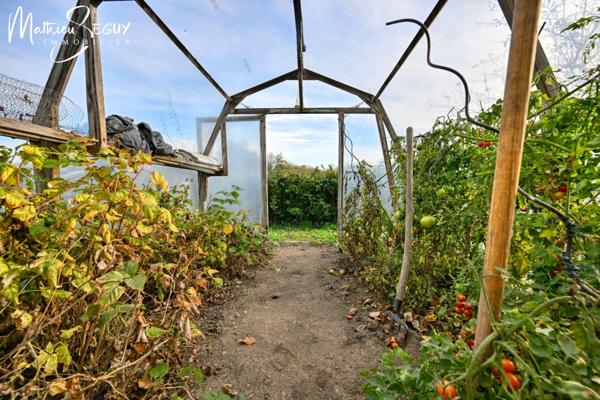 THURINS - Propriété avec terrain, dépendance et garages en limite de zone agricole