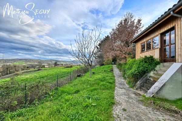 THURINS - Propriété avec terrain, dépendance et garages en limite de zone agricole