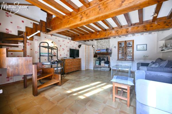 THURINS - Propriété avec terrain, dépendance et garages en limite de zone agricole