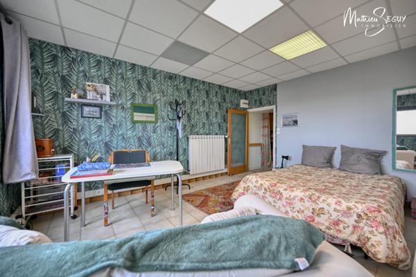 THURINS - Propriété avec terrain, dépendance et garages en limite de zone agricole