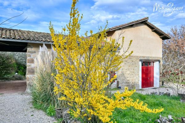 THURINS - Propriété avec terrain, dépendance et garages en limite de zone agricole