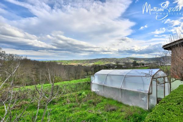 THURINS - Propriété avec terrain, dépendance et garages en limite de zone agricole