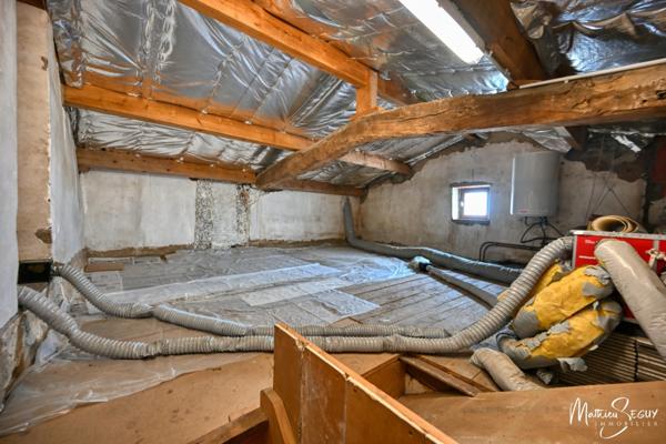 THURINS - Propriété avec terrain, dépendance et garages en limite de zone agricole