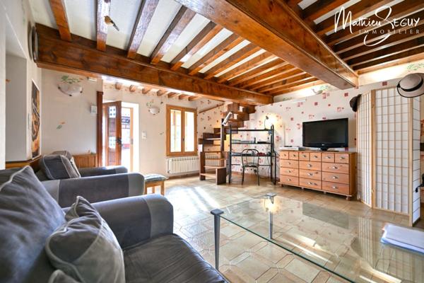 THURINS - Propriété avec terrain, dépendance et garages en limite de zone agricole