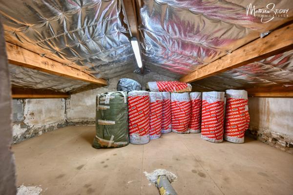 THURINS - Propriété avec terrain, dépendance et garages en limite de zone agricole