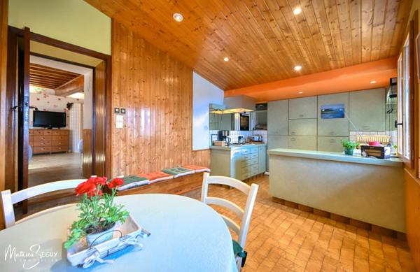 THURINS - Propriété avec terrain, dépendance et garages en limite de zone agricole