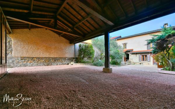 THURINS - Propriété avec terrain, dépendance et garages en limite de zone agricole