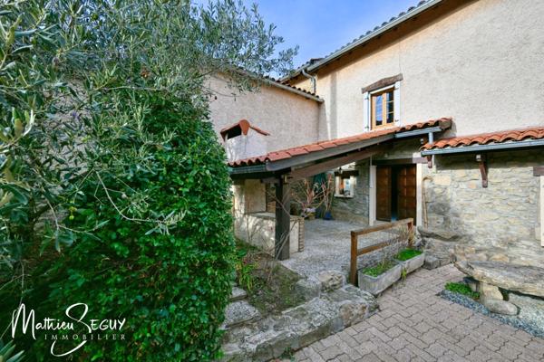 THURINS - Propriété avec terrain, dépendance et garages en limite de zone agricole