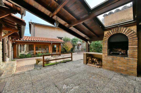 THURINS - Propriété avec terrain, dépendance et garages en limite de zone agricole