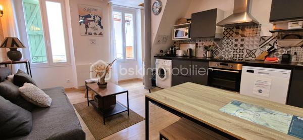 🏔️ À vendre – Superbe duplex rénové au cœur de la cité médiévale de Colmars-les-Alpes ✨🏰
Situé à Colmars-les-Alpes, dans les Alpes-de-Haute-Provence 🌲, magnifique village fortifié par Vauban et classé parmi Les Plus Beaux Villages de France 2025 🇫🇷✨, ce très bel appartement en duplex avec mezzanine vous séduira par son charme, son confort et son emplacement exceptionnel.
📍 Idéalement situé :
🎿 proche des stations de ski
🥾 au cœur des montagnes et des randonnées du Haut Verdon
🏰 en plein centre de la cité médiévale
🛍️ à proximité immédiate des commodités
Entièrement refait à neuf très récemment 🛠️✨, l’appartement est vendu prêt à vivre, sans travaux à prévoir.
🏡 Il se compose de :
🍽️ une cuisine entièrement équipée
🛋️ un espace de vie chaleureux et fonctionnel
🚽 un toilette séparé au premier niveau
🛏️ à l’étage :
•	une grande chambre pouvant accueillir jusqu’à 4 couchages
🛁 une salle de bain avec toilette
🪵 au-dessus :
✨ une mezzanine pouvant également servir d’espace couchage ou détente.
📍 Situé au 2ᵉ étage d’une copropriété calme et bien entretenue.
🚗 Stationnement communal à proximité immédiate
🚙 Rue carrossable pour un accès pratique.
Un bien idéal pour :
🏡 résidence secondaire
💼 investissement locatif saisonnier
🌲 ou pied-à-terre à la montagne dans un cadre historique exceptionnel.
❄️ Charme • Montagne • Histoire • Confort • Authenticité ✨