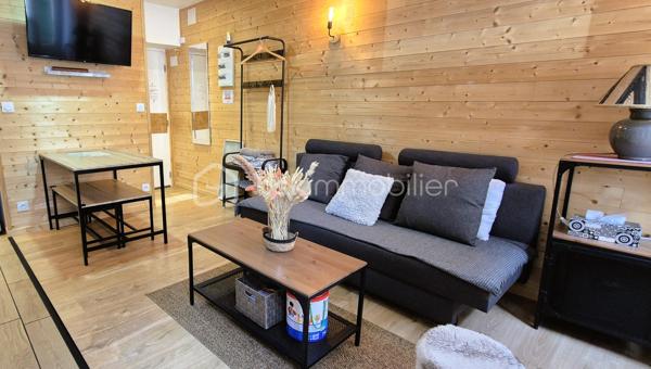 🏔️ À vendre – Superbe duplex rénové au cœur de la cité médiévale de Colmars-les-Alpes ✨🏰
Situé à Colmars-les-Alpes, dans les Alpes-de-Haute-Provence 🌲, magnifique village fortifié par Vauban et classé parmi Les Plus Beaux Villages de France 2025 🇫🇷✨, ce très bel appartement en duplex avec mezzanine vous séduira par son charme, son confort et son emplacement exceptionnel.
📍 Idéalement situé :
🎿 proche des stations de ski
🥾 au cœur des montagnes et des randonnées du Haut Verdon
🏰 en plein centre de la cité médiévale
🛍️ à proximité immédiate des commodités
Entièrement refait à neuf très récemment 🛠️✨, l’appartement est vendu prêt à vivre, sans travaux à prévoir.
🏡 Il se compose de :
🍽️ une cuisine entièrement équipée
🛋️ un espace de vie chaleureux et fonctionnel
🚽 un toilette séparé au premier niveau
🛏️ à l’étage :
•	une grande chambre pouvant accueillir jusqu’à 4 couchages
🛁 une salle de bain avec toilette
🪵 au-dessus :
✨ une mezzanine pouvant également servir d’espace couchage ou détente.
📍 Situé au 2ᵉ étage d’une copropriété calme et bien entretenue.
🚗 Stationnement communal à proximité immédiate
🚙 Rue carrossable pour un accès pratique.
Un bien idéal pour :
🏡 résidence secondaire
💼 investissement locatif saisonnier
🌲 ou pied-à-terre à la montagne dans un cadre historique exceptionnel.
❄️ Charme • Montagne • Histoire • Confort • Authenticité ✨