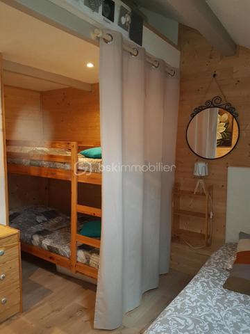 🏔️ À vendre – Superbe duplex rénové au cœur de la cité médiévale de Colmars-les-Alpes ✨🏰
Situé à Colmars-les-Alpes, dans les Alpes-de-Haute-Provence 🌲, magnifique village fortifié par Vauban et classé parmi Les Plus Beaux Villages de France 2025 🇫🇷✨, ce très bel appartement en duplex avec mezzanine vous séduira par son charme, son confort et son emplacement exceptionnel.
📍 Idéalement situé :
🎿 proche des stations de ski
🥾 au cœur des montagnes et des randonnées du Haut Verdon
🏰 en plein centre de la cité médiévale
🛍️ à proximité immédiate des commodités
Entièrement refait à neuf très récemment 🛠️✨, l’appartement est vendu prêt à vivre, sans travaux à prévoir.
🏡 Il se compose de :
🍽️ une cuisine entièrement équipée
🛋️ un espace de vie chaleureux et fonctionnel
🚽 un toilette séparé au premier niveau
🛏️ à l’étage :
•	une grande chambre pouvant accueillir jusqu’à 4 couchages
🛁 une salle de bain avec toilette
🪵 au-dessus :
✨ une mezzanine pouvant également servir d’espace couchage ou détente.
📍 Situé au 2ᵉ étage d’une copropriété calme et bien entretenue.
🚗 Stationnement communal à proximité immédiate
🚙 Rue carrossable pour un accès pratique.
Un bien idéal pour :
🏡 résidence secondaire
💼 investissement locatif saisonnier
🌲 ou pied-à-terre à la montagne dans un cadre historique exceptionnel.
❄️ Charme • Montagne • Histoire • Confort • Authenticité ✨