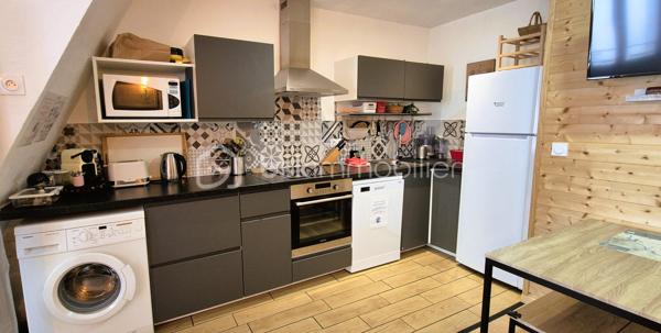 🏔️ À vendre – Superbe duplex rénové au cœur de la cité médiévale de Colmars-les-Alpes ✨🏰
Situé à Colmars-les-Alpes, dans les Alpes-de-Haute-Provence 🌲, magnifique village fortifié par Vauban et classé parmi Les Plus Beaux Villages de France 2025 🇫🇷✨, ce très bel appartement en duplex avec mezzanine vous séduira par son charme, son confort et son emplacement exceptionnel.
📍 Idéalement situé :
🎿 proche des stations de ski
🥾 au cœur des montagnes et des randonnées du Haut Verdon
🏰 en plein centre de la cité médiévale
🛍️ à proximité immédiate des commodités
Entièrement refait à neuf très récemment 🛠️✨, l’appartement est vendu prêt à vivre, sans travaux à prévoir.
🏡 Il se compose de :
🍽️ une cuisine entièrement équipée
🛋️ un espace de vie chaleureux et fonctionnel
🚽 un toilette séparé au premier niveau
🛏️ à l’étage :
•	une grande chambre pouvant accueillir jusqu’à 4 couchages
🛁 une salle de bain avec toilette
🪵 au-dessus :
✨ une mezzanine pouvant également servir d’espace couchage ou détente.
📍 Situé au 2ᵉ étage d’une copropriété calme et bien entretenue.
🚗 Stationnement communal à proximité immédiate
🚙 Rue carrossable pour un accès pratique.
Un bien idéal pour :
🏡 résidence secondaire
💼 investissement locatif saisonnier
🌲 ou pied-à-terre à la montagne dans un cadre historique exceptionnel.
❄️ Charme • Montagne • Histoire • Confort • Authenticité ✨