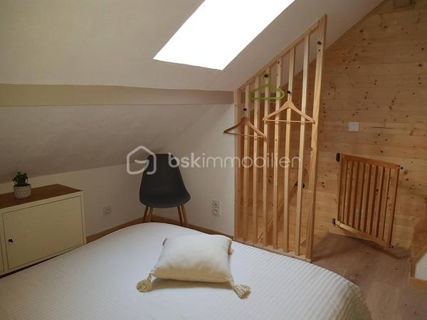 🏔️ À vendre – Superbe duplex rénové au cœur de la cité médiévale de Colmars-les-Alpes ✨🏰
Situé à Colmars-les-Alpes, dans les Alpes-de-Haute-Provence 🌲, magnifique village fortifié par Vauban et classé parmi Les Plus Beaux Villages de France 2025 🇫🇷✨, ce très bel appartement en duplex avec mezzanine vous séduira par son charme, son confort et son emplacement exceptionnel.
📍 Idéalement situé :
🎿 proche des stations de ski
🥾 au cœur des montagnes et des randonnées du Haut Verdon
🏰 en plein centre de la cité médiévale
🛍️ à proximité immédiate des commodités
Entièrement refait à neuf très récemment 🛠️✨, l’appartement est vendu prêt à vivre, sans travaux à prévoir.
🏡 Il se compose de :
🍽️ une cuisine entièrement équipée
🛋️ un espace de vie chaleureux et fonctionnel
🚽 un toilette séparé au premier niveau
🛏️ à l’étage :
•	une grande chambre pouvant accueillir jusqu’à 4 couchages
🛁 une salle de bain avec toilette
🪵 au-dessus :
✨ une mezzanine pouvant également servir d’espace couchage ou détente.
📍 Situé au 2ᵉ étage d’une copropriété calme et bien entretenue.
🚗 Stationnement communal à proximité immédiate
🚙 Rue carrossable pour un accès pratique.
Un bien idéal pour :
🏡 résidence secondaire
💼 investissement locatif saisonnier
🌲 ou pied-à-terre à la montagne dans un cadre historique exceptionnel.
❄️ Charme • Montagne • Histoire • Confort • Authenticité ✨
