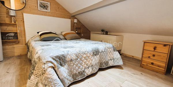 🏔️ À vendre – Superbe duplex rénové au cœur de la cité médiévale de Colmars-les-Alpes ✨🏰
Situé à Colmars-les-Alpes, dans les Alpes-de-Haute-Provence 🌲, magnifique village fortifié par Vauban et classé parmi Les Plus Beaux Villages de France 2025 🇫🇷✨, ce très bel appartement en duplex avec mezzanine vous séduira par son charme, son confort et son emplacement exceptionnel.
📍 Idéalement situé :
🎿 proche des stations de ski
🥾 au cœur des montagnes et des randonnées du Haut Verdon
🏰 en plein centre de la cité médiévale
🛍️ à proximité immédiate des commodités
Entièrement refait à neuf très récemment 🛠️✨, l’appartement est vendu prêt à vivre, sans travaux à prévoir.
🏡 Il se compose de :
🍽️ une cuisine entièrement équipée
🛋️ un espace de vie chaleureux et fonctionnel
🚽 un toilette séparé au premier niveau
🛏️ à l’étage :
•	une grande chambre pouvant accueillir jusqu’à 4 couchages
🛁 une salle de bain avec toilette
🪵 au-dessus :
✨ une mezzanine pouvant également servir d’espace couchage ou détente.
📍 Situé au 2ᵉ étage d’une copropriété calme et bien entretenue.
🚗 Stationnement communal à proximité immédiate
🚙 Rue carrossable pour un accès pratique.
Un bien idéal pour :
🏡 résidence secondaire
💼 investissement locatif saisonnier
🌲 ou pied-à-terre à la montagne dans un cadre historique exceptionnel.
❄️ Charme • Montagne • Histoire • Confort • Authenticité ✨